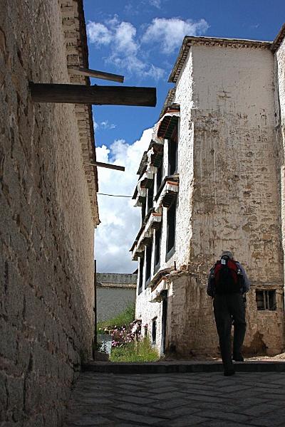 040 Strolling through the alleyways of Sera.jpg